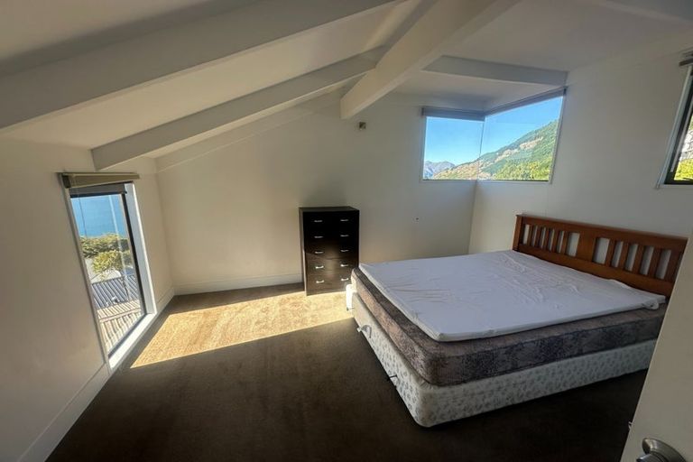 Photo of property in 92 Wynyard Crescent, Fernhill, Queenstown, 9300