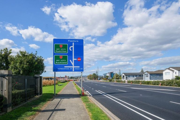 Photo of property in 8 Kaititiko Road, Rosehill, 2113