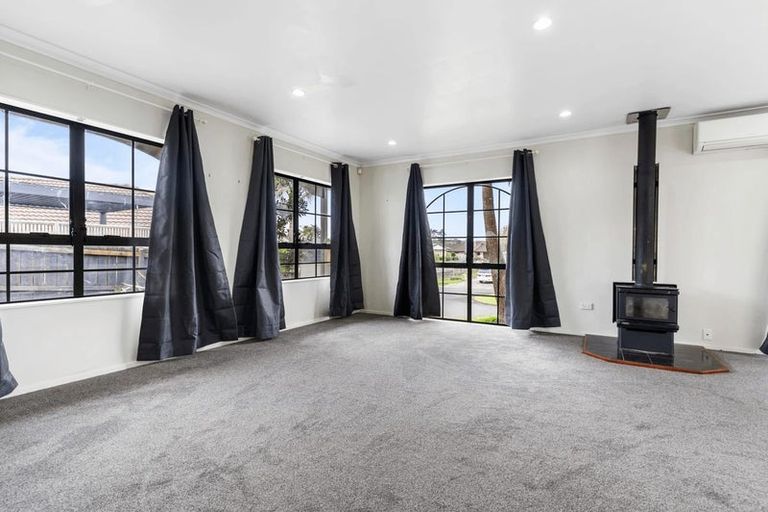 Photo of property in 27 Lothian Brae, Wattle Downs, Auckland, 2103