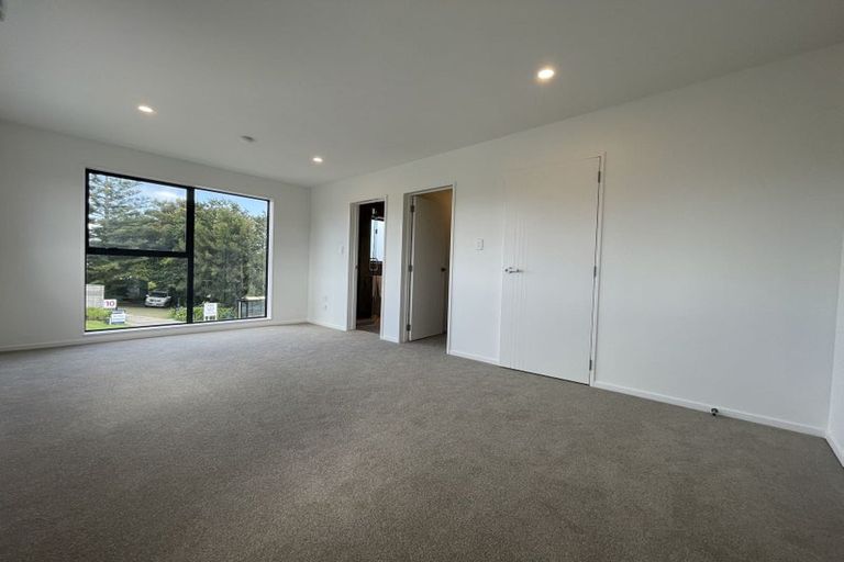 Photo of property in 1/11 Oteha Valley Road, Northcross, Auckland, 0632