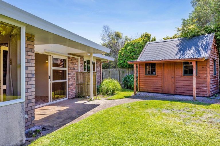 Photo of property in 4 Waiwera Place, Merrilands, New Plymouth, 4312