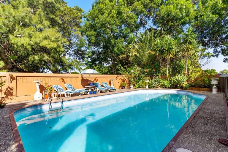 Photo of property in 36 Cascades Road, Pakuranga Heights, Auckland, 2010