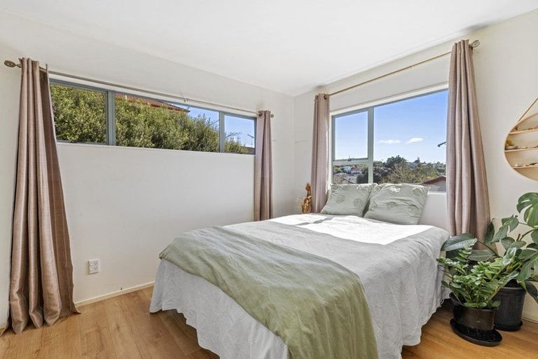 Photo of property in 3 Lincoln Close, Northcross, Auckland, 0630