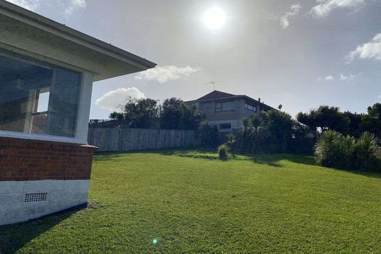 Photo of property in 2/23 Dallinghoe Crescent, Milford, Auckland, 0620