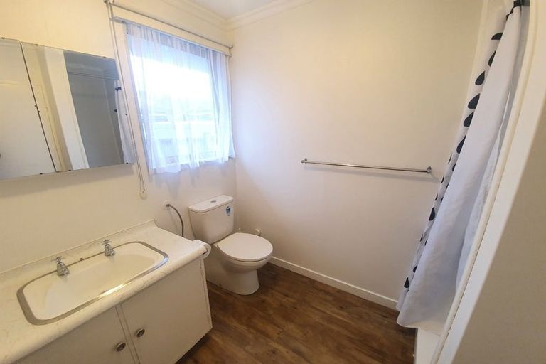 Photo of property in 16 Westmere Place, Takaro, Palmerston North, 4412