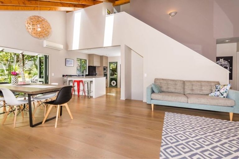 Photo of property in 6 Tree Fern Trail, Campbells Bay, Auckland, 0630