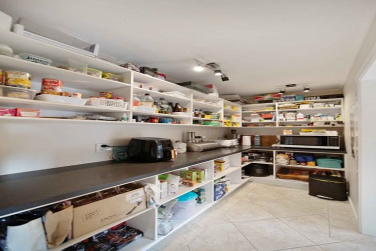 Photo of property in 16 Len Garlick Place, Pahurehure, Papakura, 2113