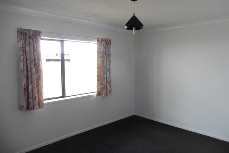 Photo of property in 39 Kirrie Avenue, Te Atatu South, Auckland, 0610