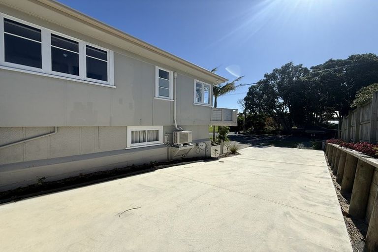 Photo of property in 15 Karoro Road, One Tree Point, 0118