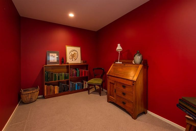 Photo of property in 4 Avery Place, Redcliffs, Christchurch, 8081