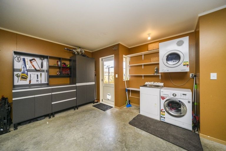 Photo of property in 5 Sycamore Crescent, Fitzherbert, Palmerston North, 4410