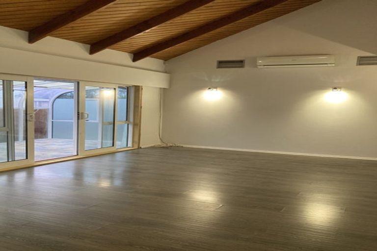 Photo of property in 21 Lyndhurst Road, Te Atatu South, Auckland, 0610