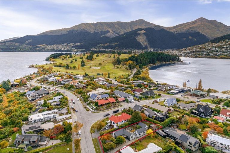 Photo of property in 45 Cedar Drive, Kelvin Heights, Queenstown, 9300