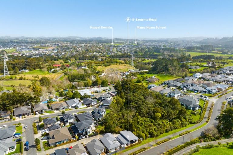 Photo of property in 10 Sauterne Road, Kumeu, 0810
