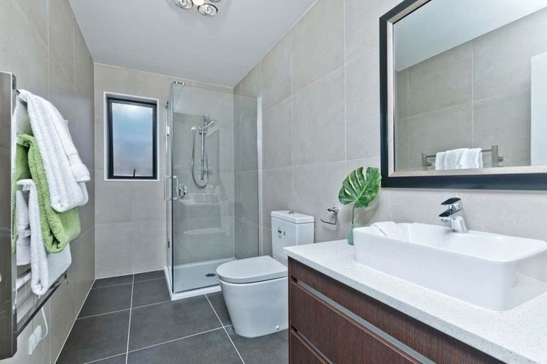 Photo of property in 30 Para Close, Fairview Heights, Auckland, 0632