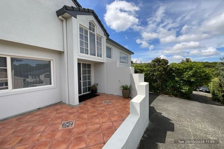 Photo of property in 1/59 Ribbonwood Crescent, Goodwood Heights, Auckland, 2105