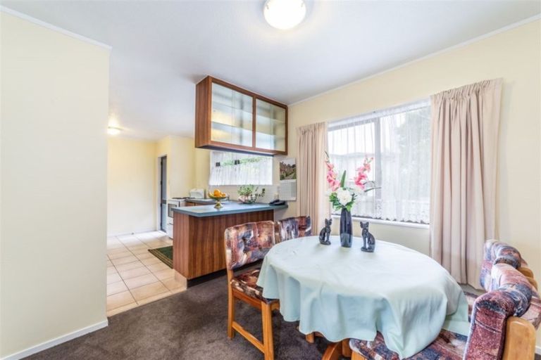 Photo of property in 2/303a Great North Road, Henderson, Auckland, 0612