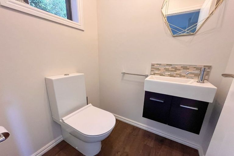 Photo of property in 5 Luxton Place, Mount Pleasant, Christchurch, 8081