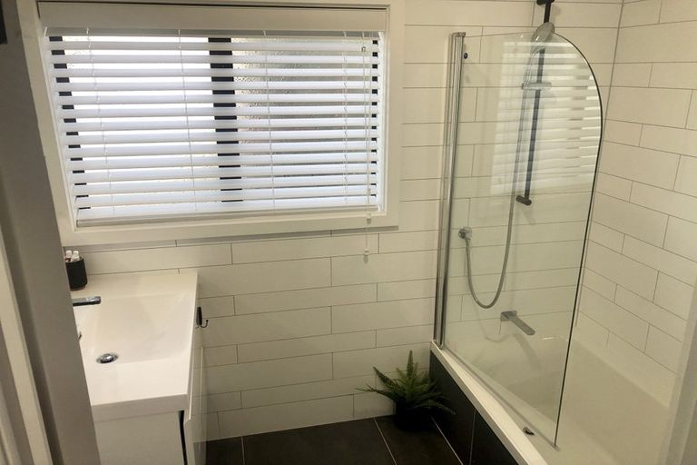 Photo of property in 1/30 Tui Glen Road, Birkenhead, Auckland, 0626