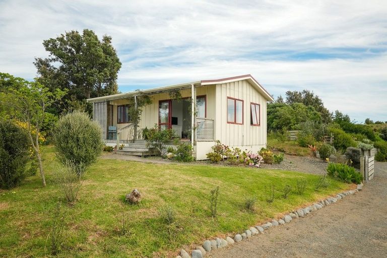 Photo of property in 72 Rutherford Drive, Waikanae Beach, Waikanae, 5036