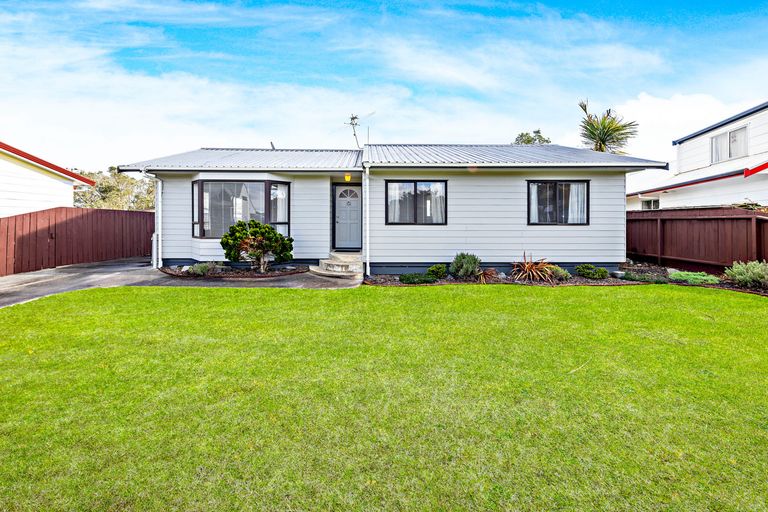 Photo of property in 28 Seaward Place, Wattle Downs, Auckland, 2103