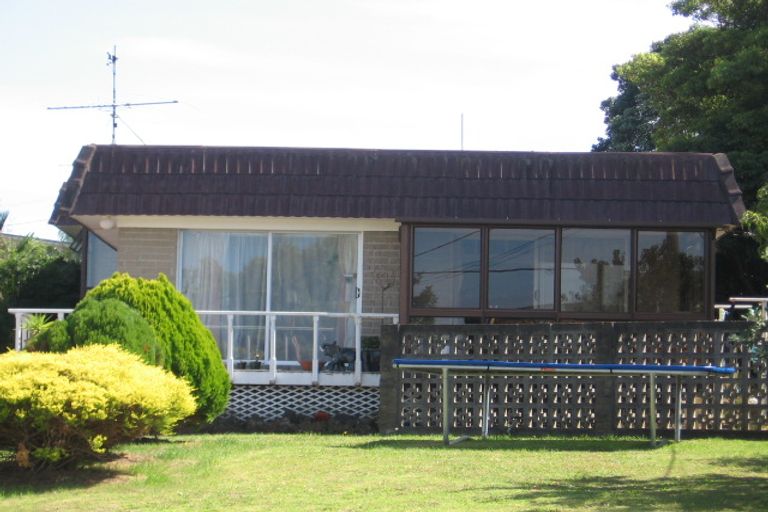 Photo of property in 2/20 Churchill Road, Murrays Bay, Auckland, 0630