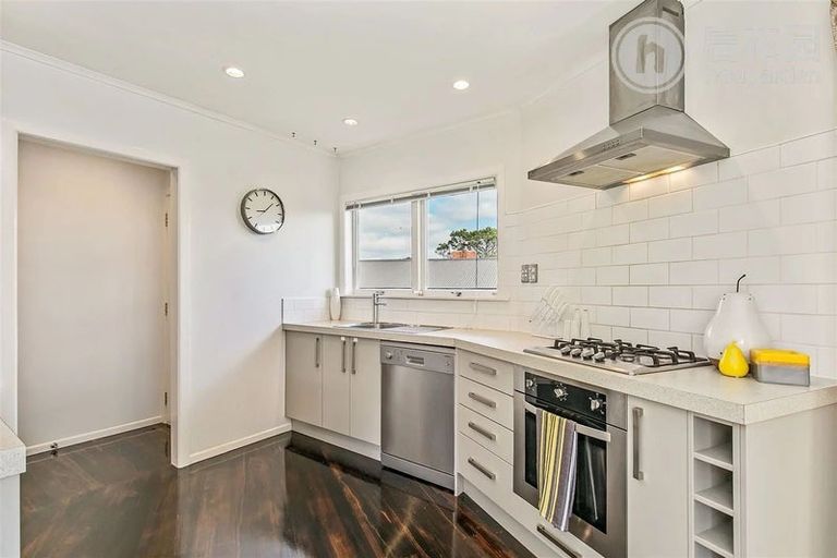 Photo of property in 15 Saffron Street, Birkdale, Auckland, 0626