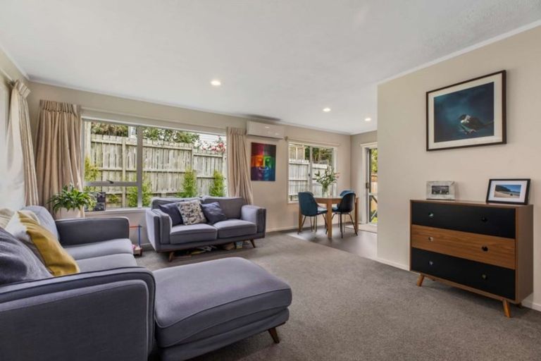 Photo of property in 2/11 Longreach Drive, Sunnyvale, Auckland, 0612