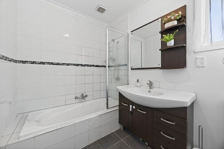 Photo of property in 2/47 Larne Avenue, Pakuranga Heights, Auckland, 2010