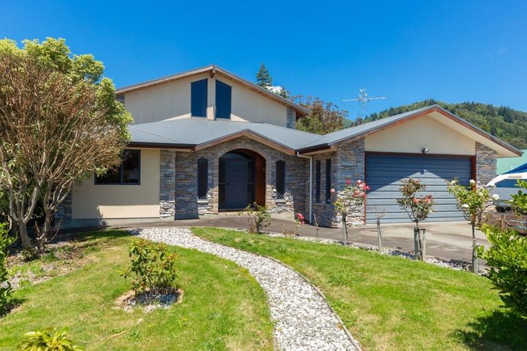 Photo of property in 14 Admiralty Place, Waikawa, Picton, 7220
