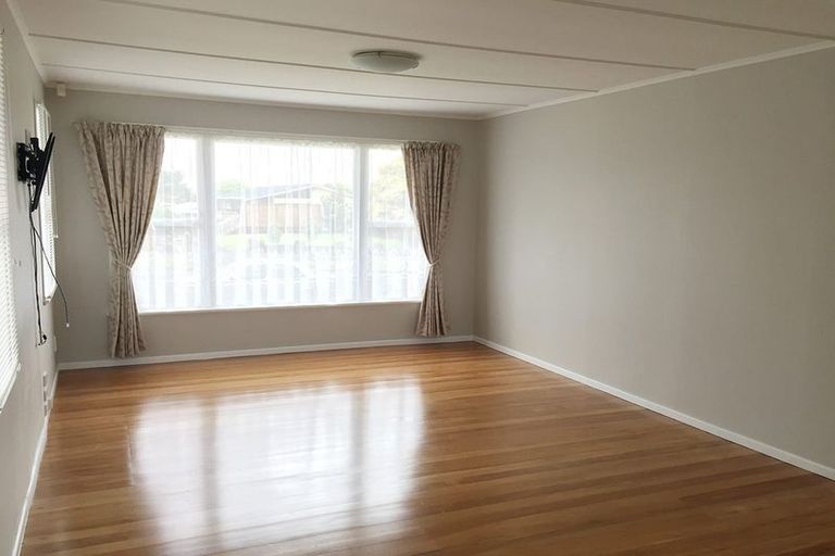 Photo of property in 111 Gossamer Drive, Pakuranga Heights, Auckland, 2010