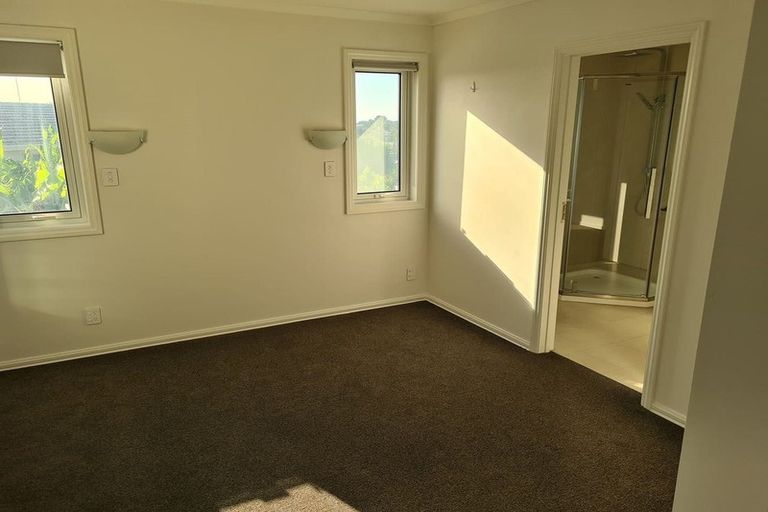 Photo of property in 36 Trias Road, Totara Vale, Auckland, 0629