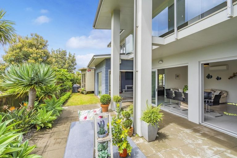 Photo of property in 18 Olliver Grove, Waikanae Beach, Waikanae, 5036
