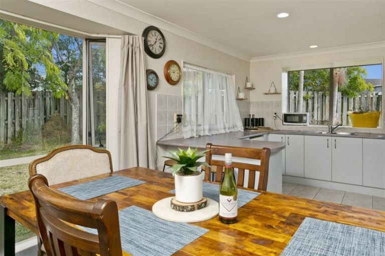 Photo of property in 37 Martin Jugum Lane, Ranui, Auckland, 0612