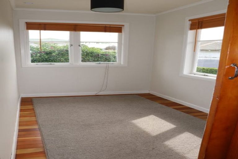 Photo of property in 545 Glenfield Road, Glenfield, Auckland, 0629
