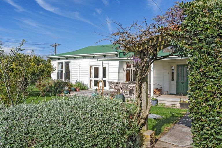 Photo of property in 27 Sackville Street, Martinborough, 5711