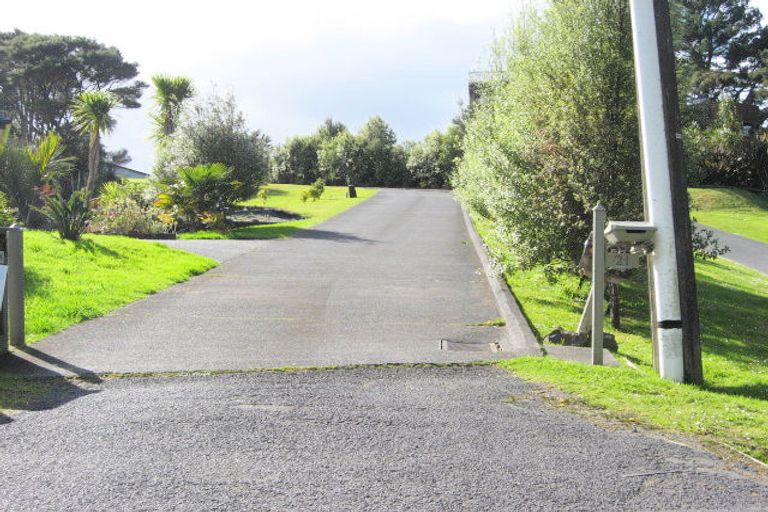 Photo of property in 21 Tui Crescent, Waiatarua, Auckland, 0604