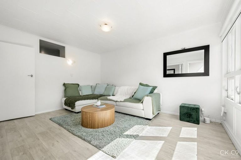 Photo of property in 2/26 Deller Grove, Silverstream, Upper Hutt, 5019