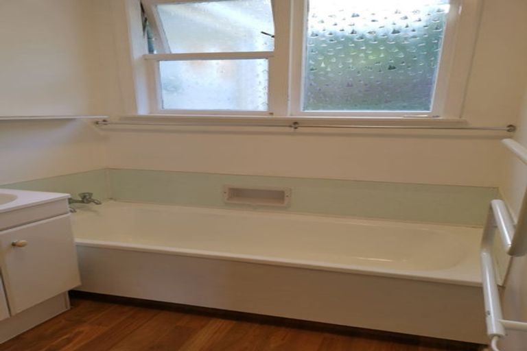 Photo of property in 5 Walnut Way, Maungaraki, Lower Hutt, 5010