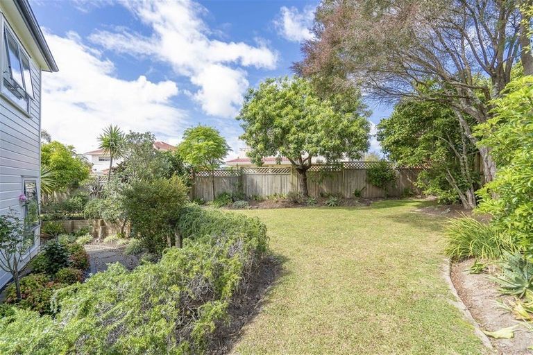 Photo of property in 10 Mistral Place, West Harbour, Auckland, 0618