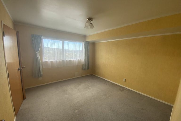 Photo of property in 10 Ordley Grove, Tawa, Wellington, 5028