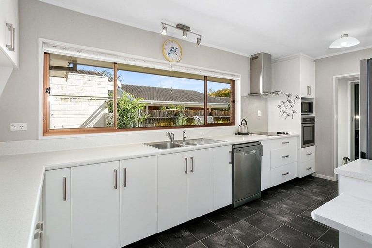 Photo of property in 10 Woodstock Crescent, Leamington, Cambridge, 3432