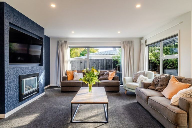 Photo of property in 2a Alton Place, Hokowhitu, Palmerston North, 4410