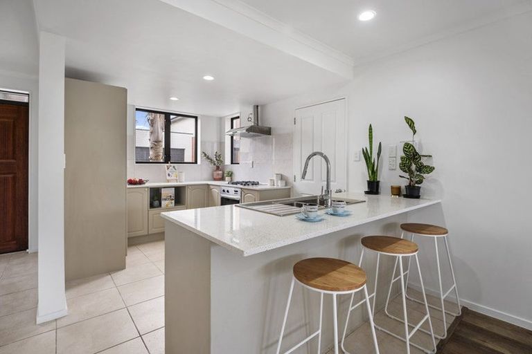 Photo of property in 32 Secoia Crescent, Mangere, Auckland, 2022