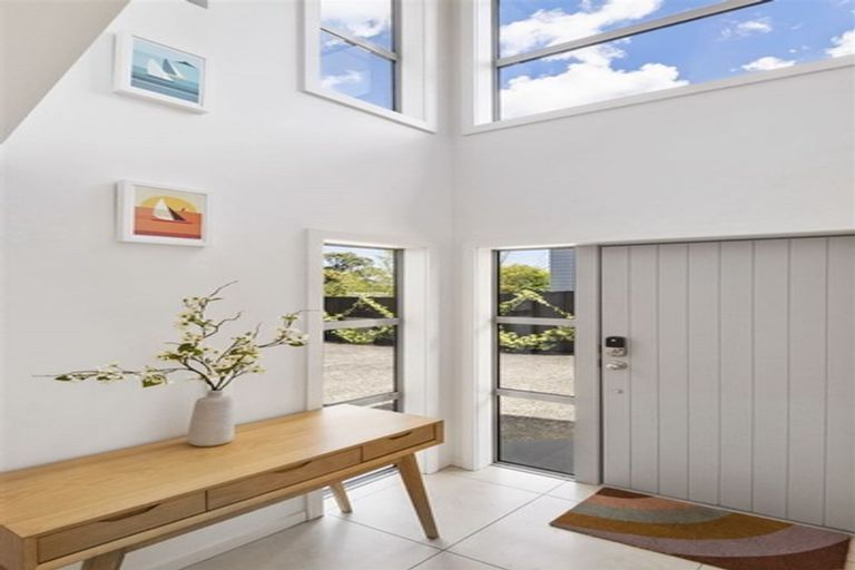 Photo of property in 7a Varlene Terrace, Forrest Hill, Auckland, 0620