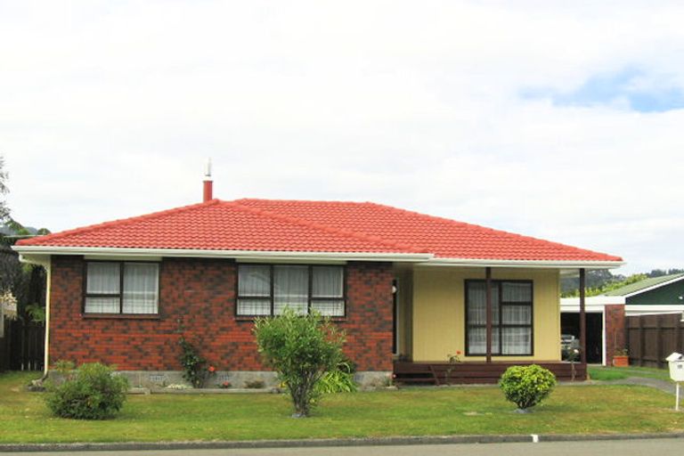 Photo of property in 17 Seattle Grove, Totara Park, Upper Hutt, 5018