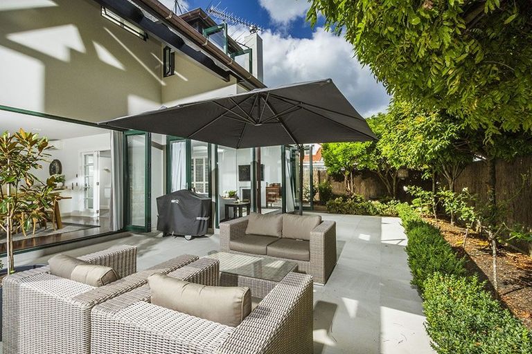 Photo of property in 2/16 Clifton Road, Hauraki, Auckland, 0622