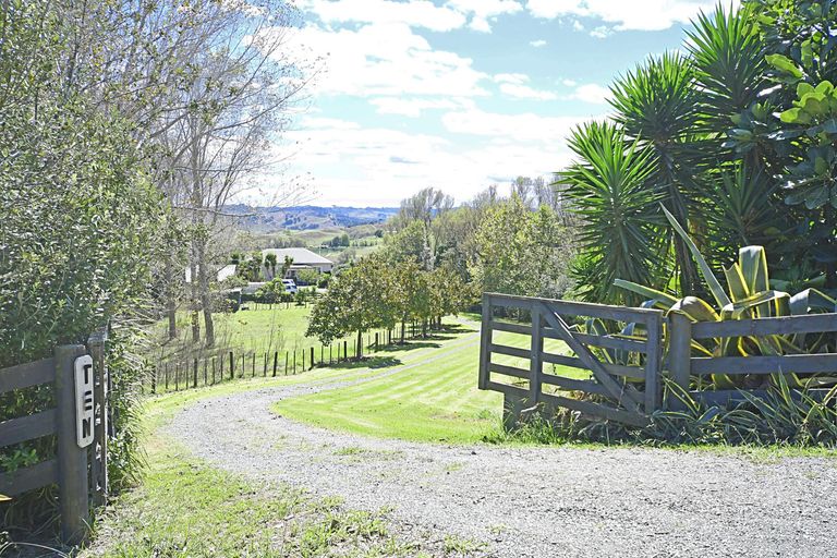 Photo of property in 10 Rangiora Road, Kaiwaka, 0573
