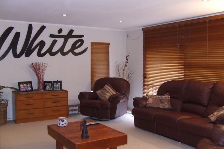 Photo of property in 1/4 Pine Hill Crescent, Browns Bay, Auckland, 0630