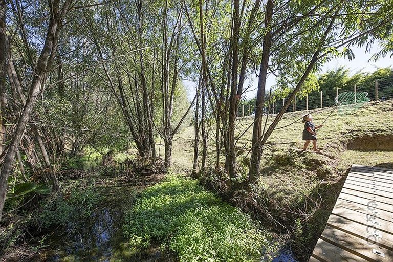 Photo of property in 231 Waitakere Road, Taupaki, Henderson, 0782